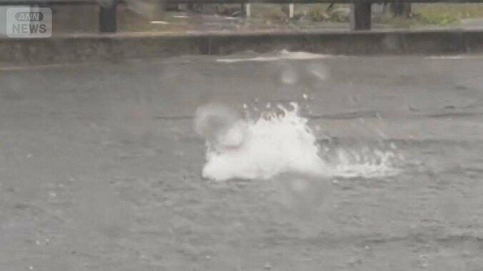 秋雨前線停滞で各地に激しい雨　川のような道路　国道のマンホールから水噴き出す 1枚目