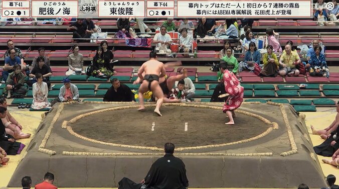 巨漢力士が“回転落下”で控え行司を直撃「あびせ蹴りが行司に…」「顔に足が」ファンひやり 2枚目