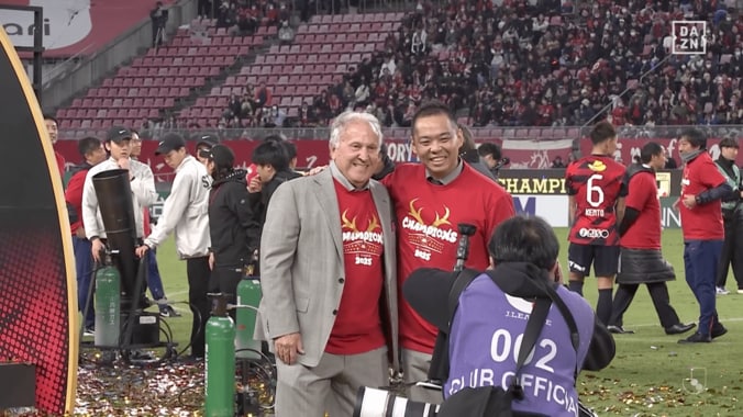 感動！神様ジーコ（72歳）がサプライズ登場！「アントラーズにとっていつまでもお父さん」「溜めるタイプやった笑」鹿島の優勝セレモニーでシャーレリフト 5枚目