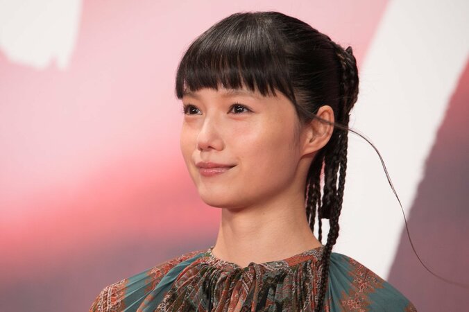 【画像集】宮崎あおい・蒼井優・本田翼・橋本環奈らレッドカーペット／東京国際映画祭 2枚目