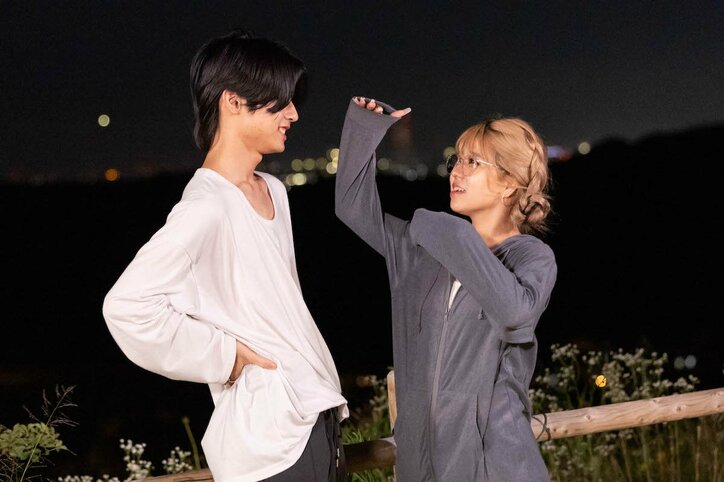 金髪ギャル、モテ男に不意打ちハグで積極アピール「これがしたかっただけなんで」