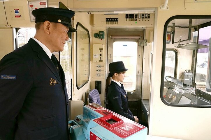 有村架純＆國村隼が鉄道運転士に　『かぞくいろ』研修シーン場面写真解禁