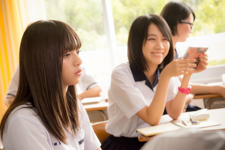 乃木坂46齋藤飛鳥が教室で数学の問題解いたり笑ったり、『キミオイ』新たなメイキング映像