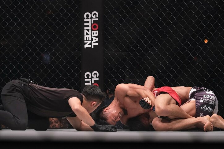 “タップしない”男・仙三、アームロックでヒジを破壊される　あらぬ方向に“ぐにゃり”