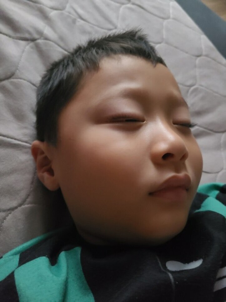  小原正子、目を開けながら眠る長男の姿を公開「赤ちゃんの時から変わらない」 