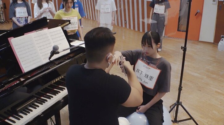 「やる気があるのかないのかどっちだ！」響き渡る怒号、ボーカル講師の厳しいダメ出しに練習生たちが涙