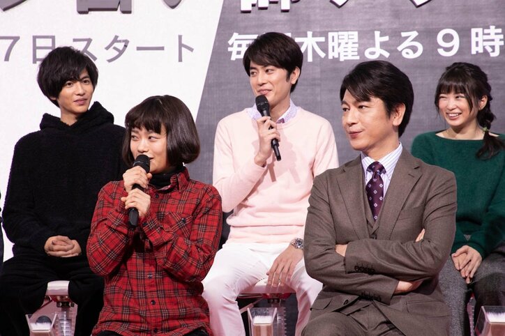 間宮祥太朗、会見で噛んだ志尊淳をなでなで「大丈夫か？怖くないよ」