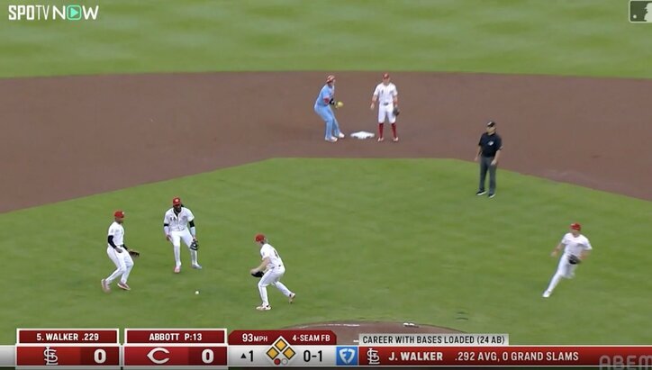 【写真・画像】ウソでしょ…？ 大谷翔平、珍しい打球でグラブを弾き飛ばす「なんで？」相手野手が捕れない“まさかの強襲ヒット”「速くないのに」　1枚目