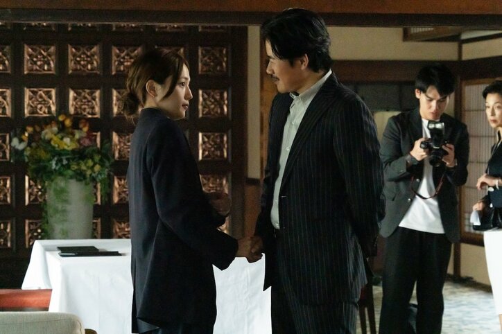 【写真・画像】「この後よかったら…」性加害疑惑の大物俳優から週刊誌記者への誘いがグロすぎて驚愕『スキャンダルイブ』第4話 3枚目