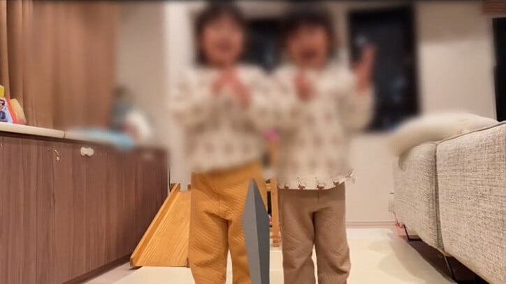  ノンスタ石田の妻、双子が“漫才ごっこ”をする姿を公開「息ピッタリ」「可愛い」の声 