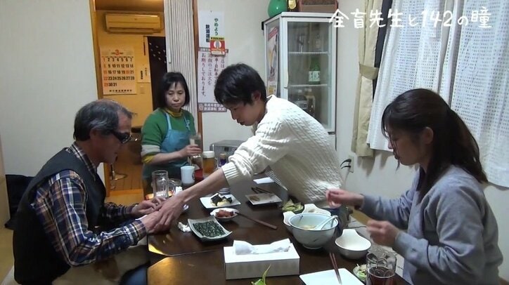 黒板に漢字をすらすらと書き、生徒の声を聞き分ける… 両目の視力を失い、それでも猛特訓の末に教壇に復帰した異色の国語教師