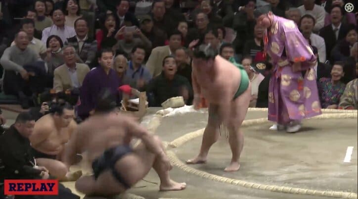 横綱・稀勢の里、3連敗で4敗目…押し倒され土俵下に転落　春日野親方「お尻をついては…」