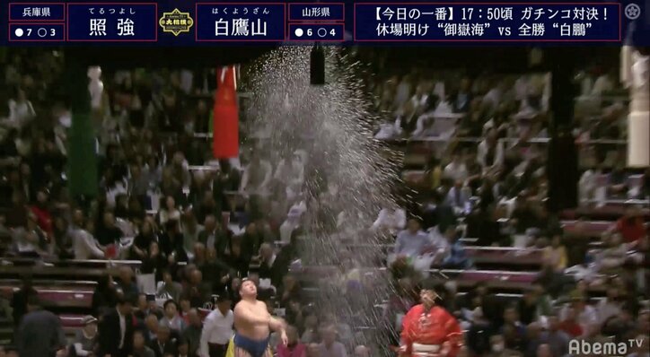 「あぁ、無情」“空を切った”白鷹山の猫だまし！？　照強、華麗な“足取り”で勝ち越しを決める