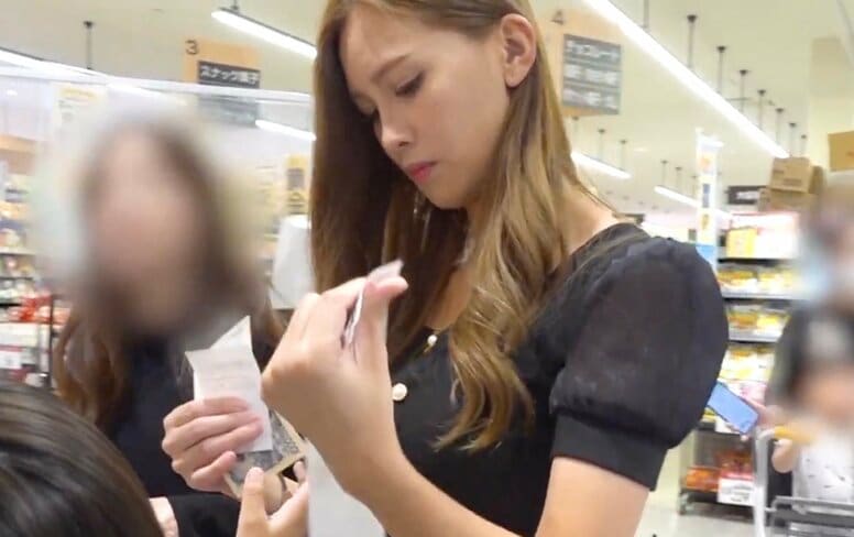 「月の食費は24万円」“6人兄弟の大家族”の美人ママ（34）、スーパーでの爆買い風景に驚きの声「すごいレシート…！」