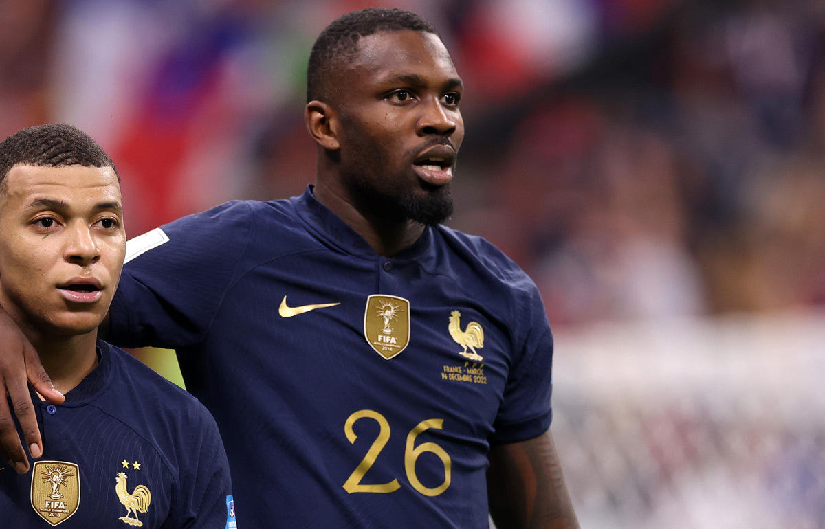 親子でW杯王者なるか? 父リリアンに抱かれるフランス代表FWマルクス