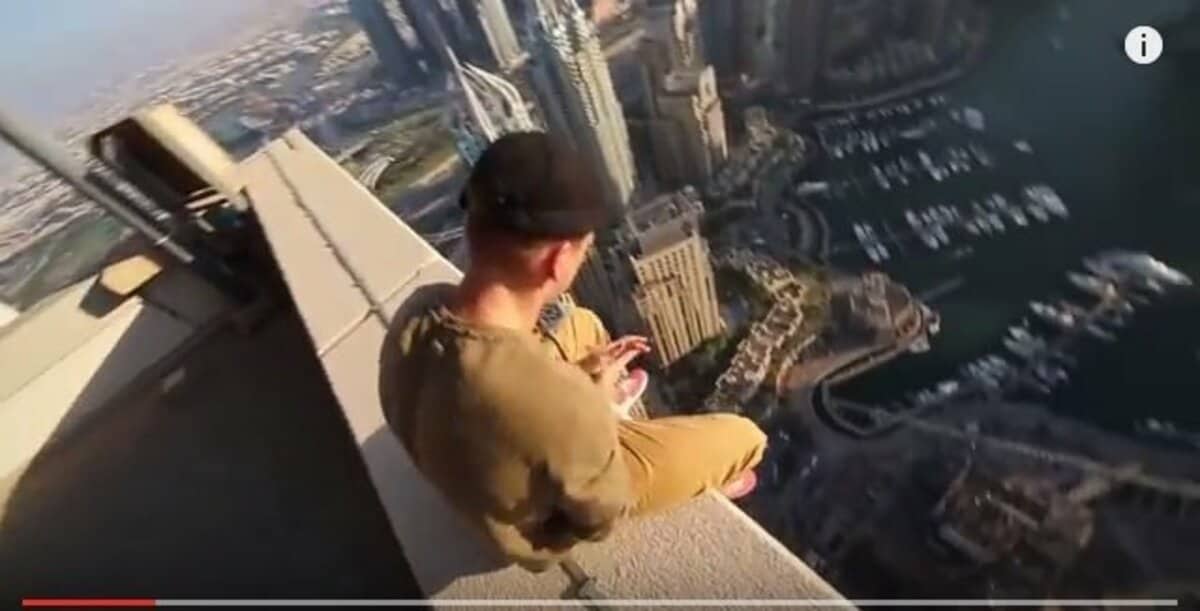 背筋がゾクリ ビルの支柱を命綱なしで飛び越える男 動画 ハフポスト