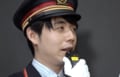 駅長も大絶賛!「素晴らしいです」藤井聡太竜王・名人が駅構内放送に挑戦 “慣れてる”アナウンスに拍手喝采/将棋・ABEMA地域トーナメント2026