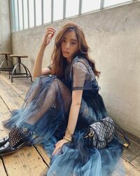 「めっちゃくちゃ綺麗」「かっこよさと色気が…」新木優子、アンニュイな眼差しのシースルーワンピ姿に称賛の声