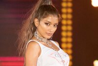 ローラ、スイスでのド派手なスノーウェア姿に絶賛の声「かわいいいいいい！」「雪が似合う」の声