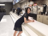 山崎紘菜、黒のドレス姿で『彼女と映画デートなう。』にファン悶絶の声