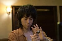 圭司（山田孝之）と祐太郎（菅田将暉）がスプーン曲げ！？野田洋次郎が元・天才超能力少年を演じる『dele』第4話あらすじ（場面写真15枚）