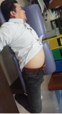 サンド伊達、相方・富澤がパンパンのお腹を出して寝ている姿を公開