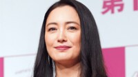 仲間由紀恵(44)最新ショットでインスタグラム開設を報告 先輩女優らとの4ショットにファンから「豪華な食事会ですね…」