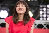 「彼女感すごい」川口春奈、頬杖をついて見つめる一枚にファン興奮