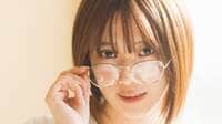 【画像6枚】人気急上昇中の声優・夏吉ゆうこ1st写真集から先行カット 貴重なメガネ姿や私物のギターをかき鳴らす様子