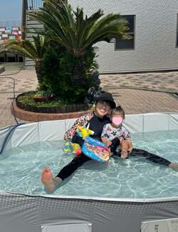 「神義母です」北斗晶、仕事終わりに孫と自宅で水遊びをしたこと明かし反響