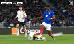 チームメイトだろうと容赦しねえ！ ドイツ代表MFが“ミサイルタックル”でマドリード後輩を吹っ飛ばした瞬間「クロースさん親善試合ですよ」「チュアメニを削ったw」