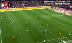 「体幹やばすぎ」堂安律、爆速ディフェンス→変態キープでスタジアムを沸かす！2人相手でも奪われない圧巻フィジカルに「強い」「さすがや」など称賛の声