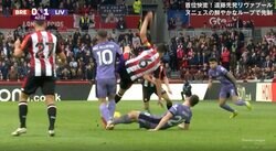 「これは痛い…」「エグすぎる」 激突した相手が急落下→全体重が乗って“膝がグニャリ”衝撃の瞬間　好調リバプールを支えるストライカーが負傷交代する危険シーン