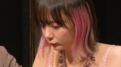 カメラワークが最高！ じっとり見つめる“役満ボディ”岡田紗佳のアヒル口に視聴者興奮「可愛すぎる」