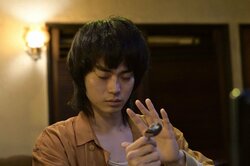 圭司（山田孝之）と祐太郎（菅田将暉）がスプーン曲げ！？野田洋次郎が元・天才超能力少年を演じる『dele』第4話あらすじ（場面写真15枚）