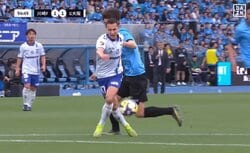 「退場やん！」「コントロールしてない」Jリーグの“ノーファウル判定”でSNS大論争「高井DOGSOやろ」「全条件を満たしてない」G大阪FWと川崎DFの接触が物議
