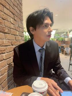  川崎希、『HERMES』の品を着用した夫・アレクのコーデを紹介「出来るイケおじ風コーデだよ」 