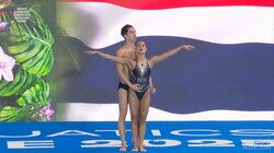 胸元には象徴的な“碧洋”ネックレスもキラリ…世界水泳ASで『タイタニック』の世界観を表現 魅惑のダンス→ガラリ緊迫感を完全再現