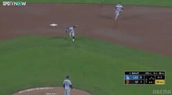 「運動神経がレベチ」山本由伸を超絶美技で援護 ベッツのファインプレーが炸裂した瞬間「上手すぎる」「今日も頼もしい」