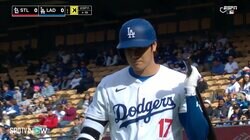 「これは入ってないだろ」「振らないと」大谷翔平、“微妙”三振判定に思わず天を仰ぎ落胆 ファンも複雑心境