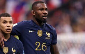 親子でW杯王者なるか? 父リリアンに抱かれるフランス代表FWマルクス・テュラム、赤ちゃん時代の写真に爆笑反応