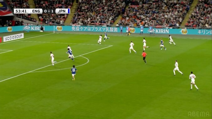 衝撃！伊東純也の“ジャンピング突破”が「忍者だわ」「キャプテン翼すぎる」イングランド逸材の猛タックルを無力化 5枚目