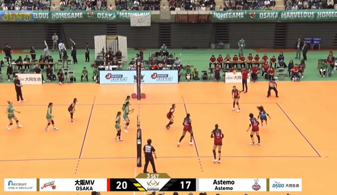 見事な空中レシーブ