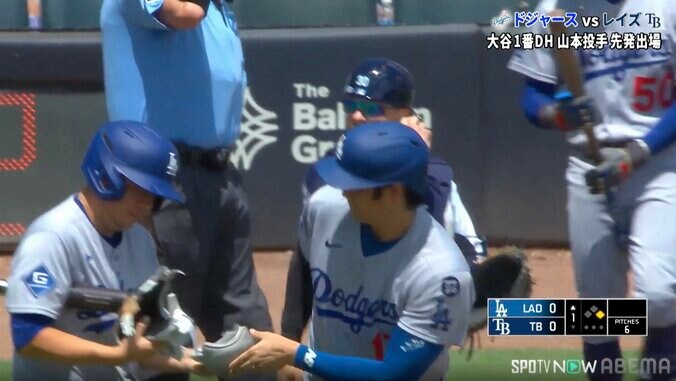 大谷翔平がド軍・名物バットボーイにとった“行動”…ヘレラさんを右手で「ポン」 “感謝の気持ち”滲んだ一幕 3枚目