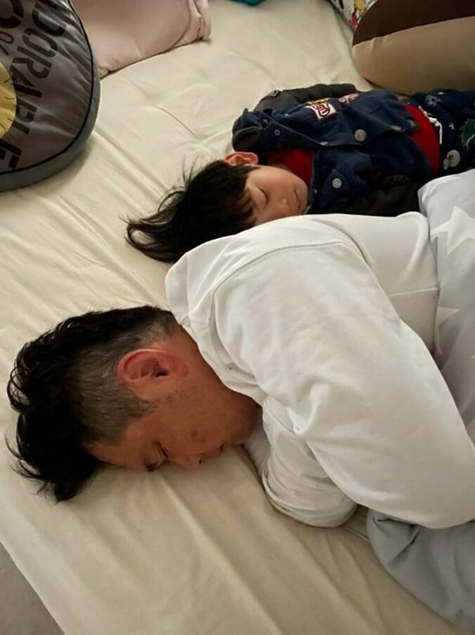 ココリコ・遠藤の妻、夫婦の時間に爆睡する夫「ほとんど子供と一緒に寝てます」 1枚目