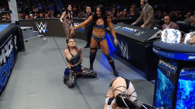 ジュリアの場外ドロップキックでイヨが“開脚受け身”