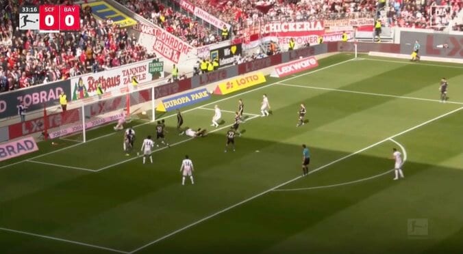 どうなってんだよ！ 至近距離から強烈シュート→片手で“神セーブ”「世界No. 1だな」守護神ノイアー、驚異の反射神経で“異次元の超反応”「え、40歳なの？」 2枚目