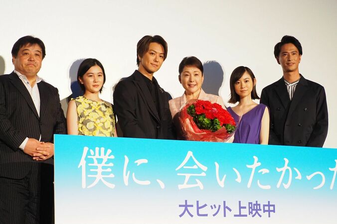 TAKAHIRO、母親役の松坂慶子に母の日プレゼント「これからもお母さんと呼ばせてください」主演映画『僕に、会いたかった』 6枚目