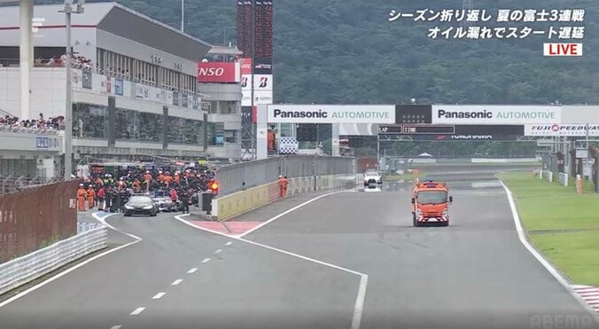 大荒れ日本最速レース、中断中に異例の光景 「メートル単位でお金が…」レース中継では“滅多に見ない一コマ”話題に 3枚目
