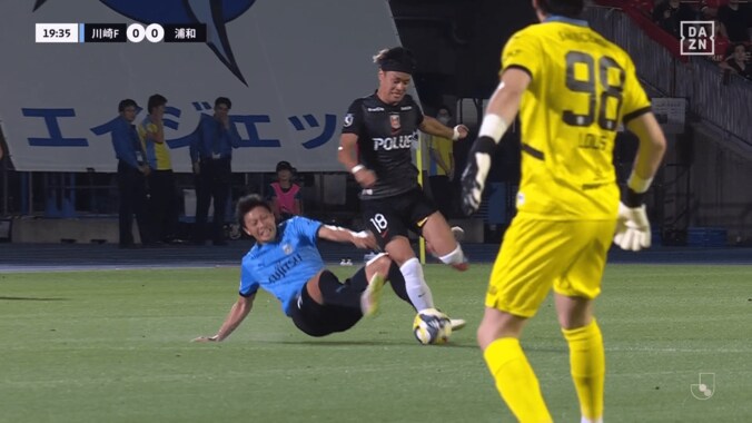 「レッドカードだろ」「妥当な判定」Jリーグの“DOGSO未遂”でファン大論争！川崎DFが浦和FWを引っ掛けた瞬間「ハーフウェーラインだし」「ファウルなければ決定機」 5枚目